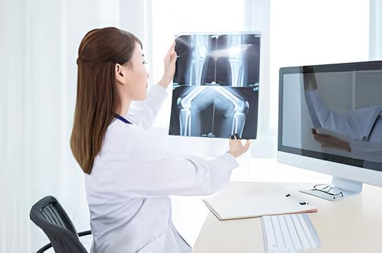 Dumdum4D: Dokter Spesialis Tulang Belakang - Solusi Nyeri & Pemulihan Gerak